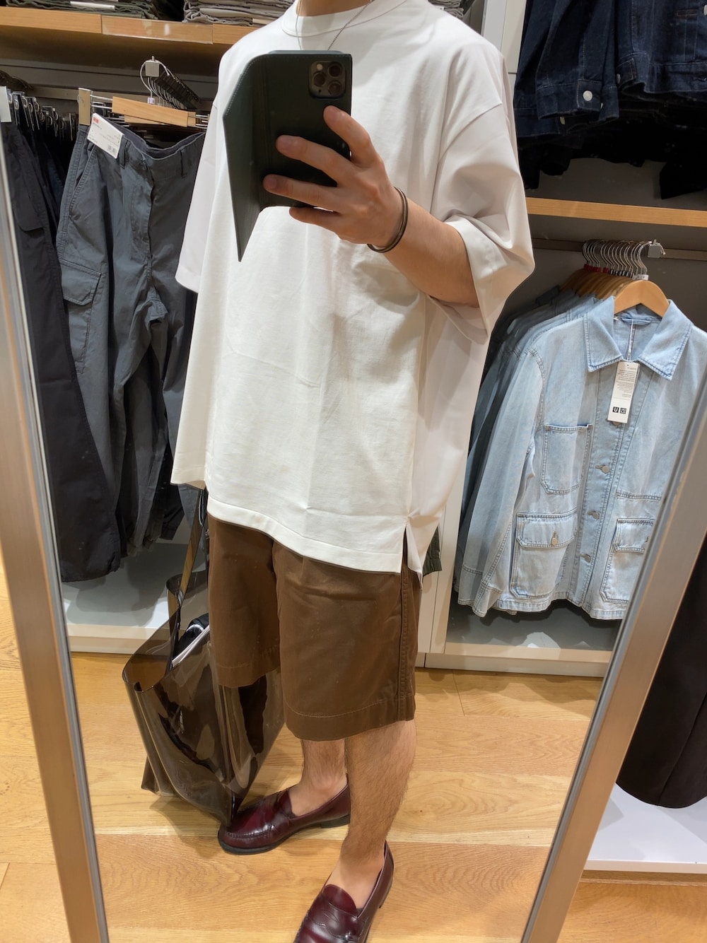 ホワイト系のTシャツ/カットソー、ブラウン系のその他パンツ、ブラウン系のローファーを着用したメンズの夏コーディネートの1枚目の写真