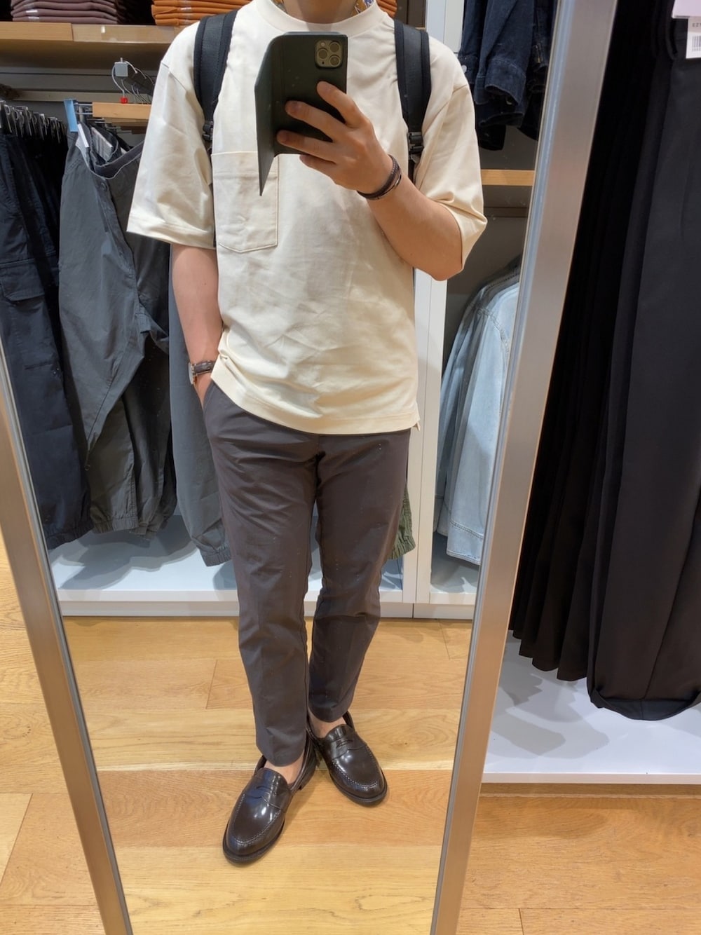 ベージュ系のTシャツ/カットソー、ブラウン系のポロシャツ、ブラウン系のレインシューズを着用したメンズの夏コーディネートの1枚目の写真