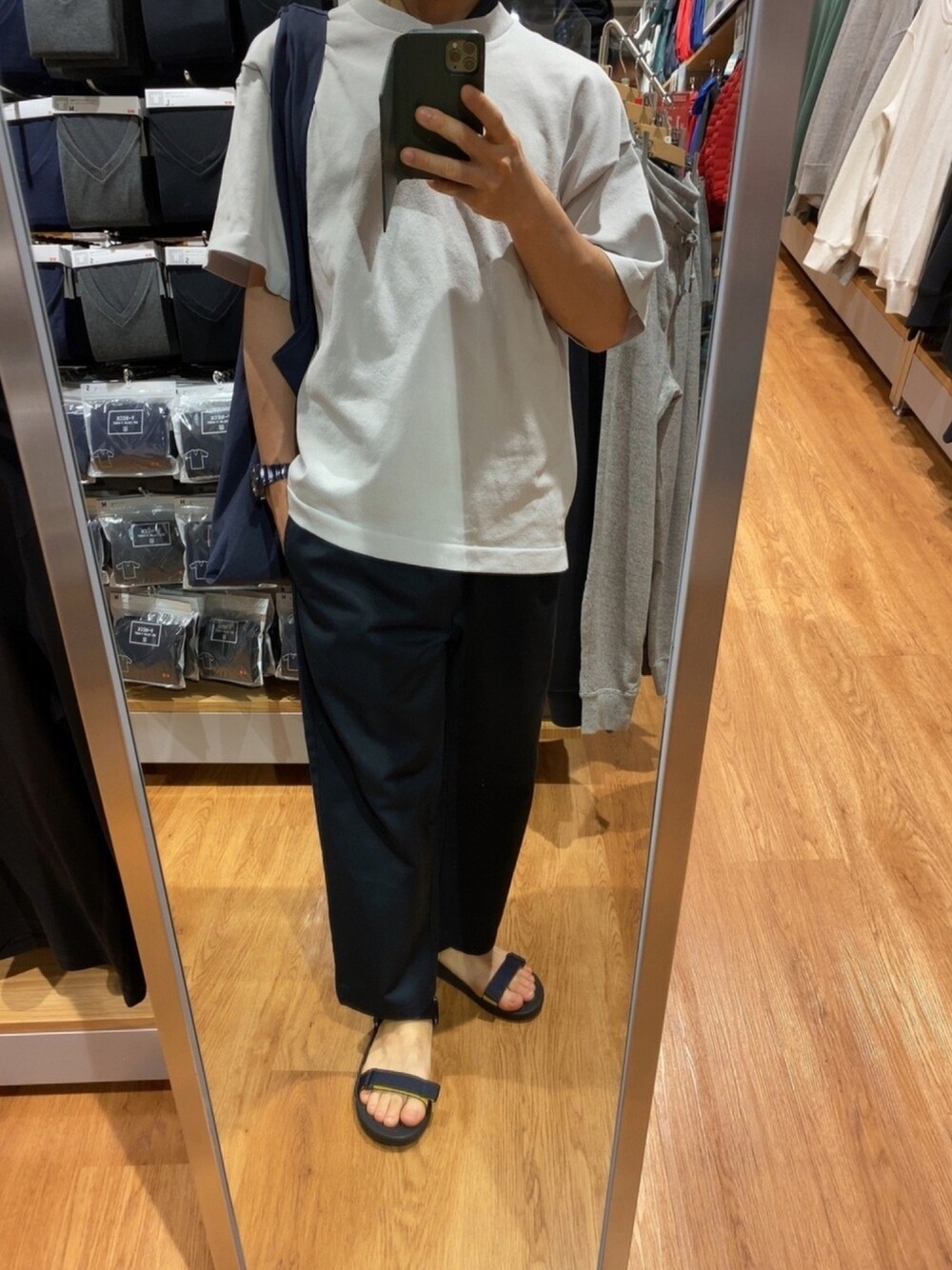 ブルー系のニット/セーター、ブルー系のチノパンツ、ブルー系のエコバッグ/サブバッグを着用したメンズの秋コーディネートの1枚目の写真