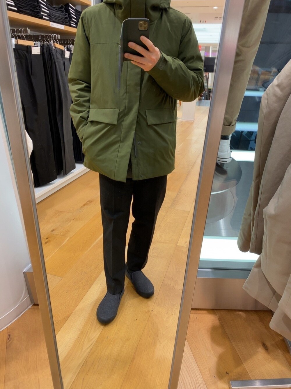 「UNIQLO、GU、ハイブリッドダウンパーカ、ヒートテックパンツ、スラックス、スリッポン、プチプラ、冬コーデ、シンプルコーデ」｜「UNIQLOのハイブリッドダウンパーカ（ブルゾン、グリーン系）」を使った、いっちーさん（メンズ・161cm）の冬コーディネートの1枚目の写真