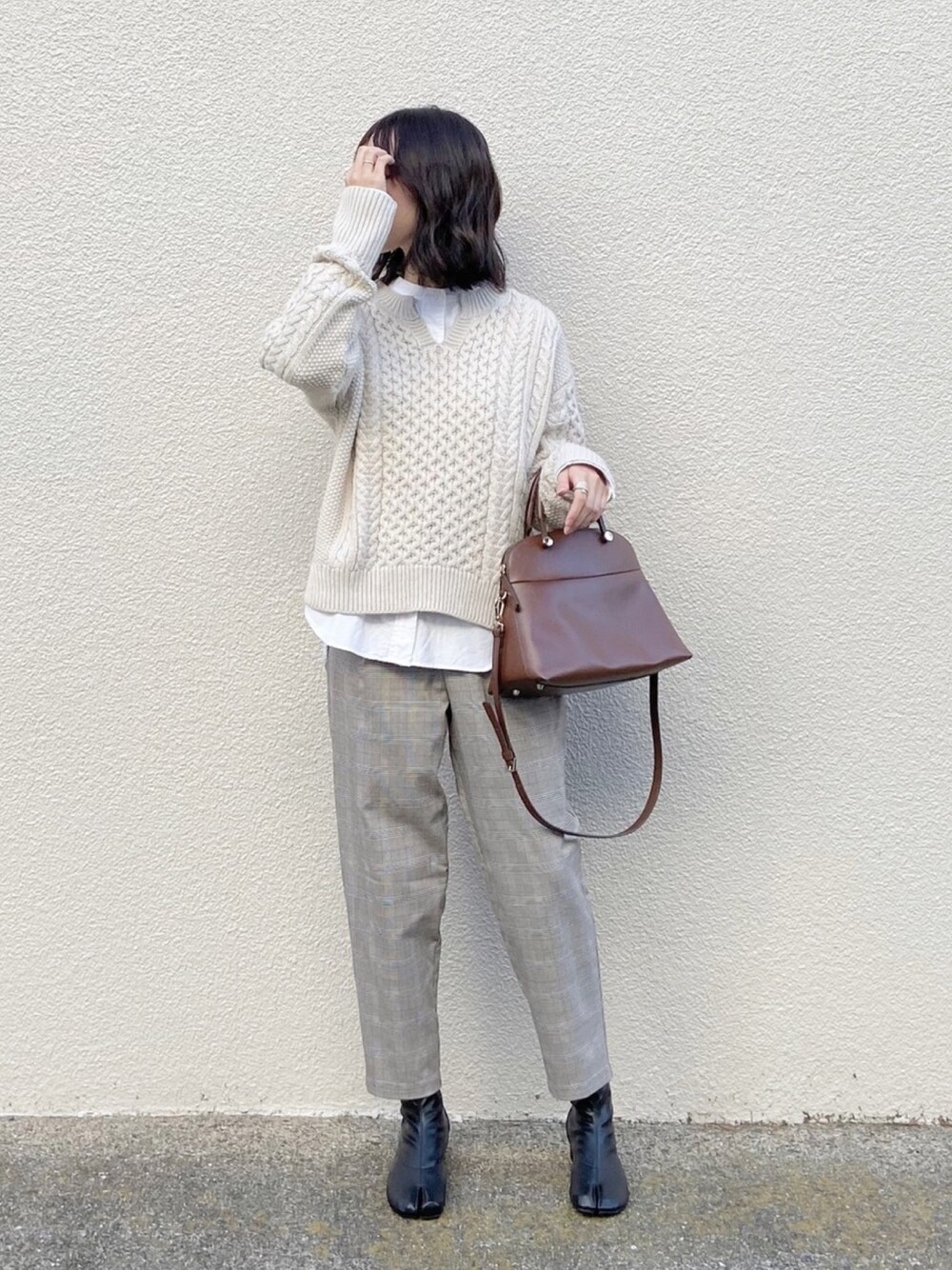 ホワイト系のシャツ/ブラウス、ベージュ系のニット/セーター、グレー系のその他パンツを着用したレディースの秋コーディネートの1枚目の写真