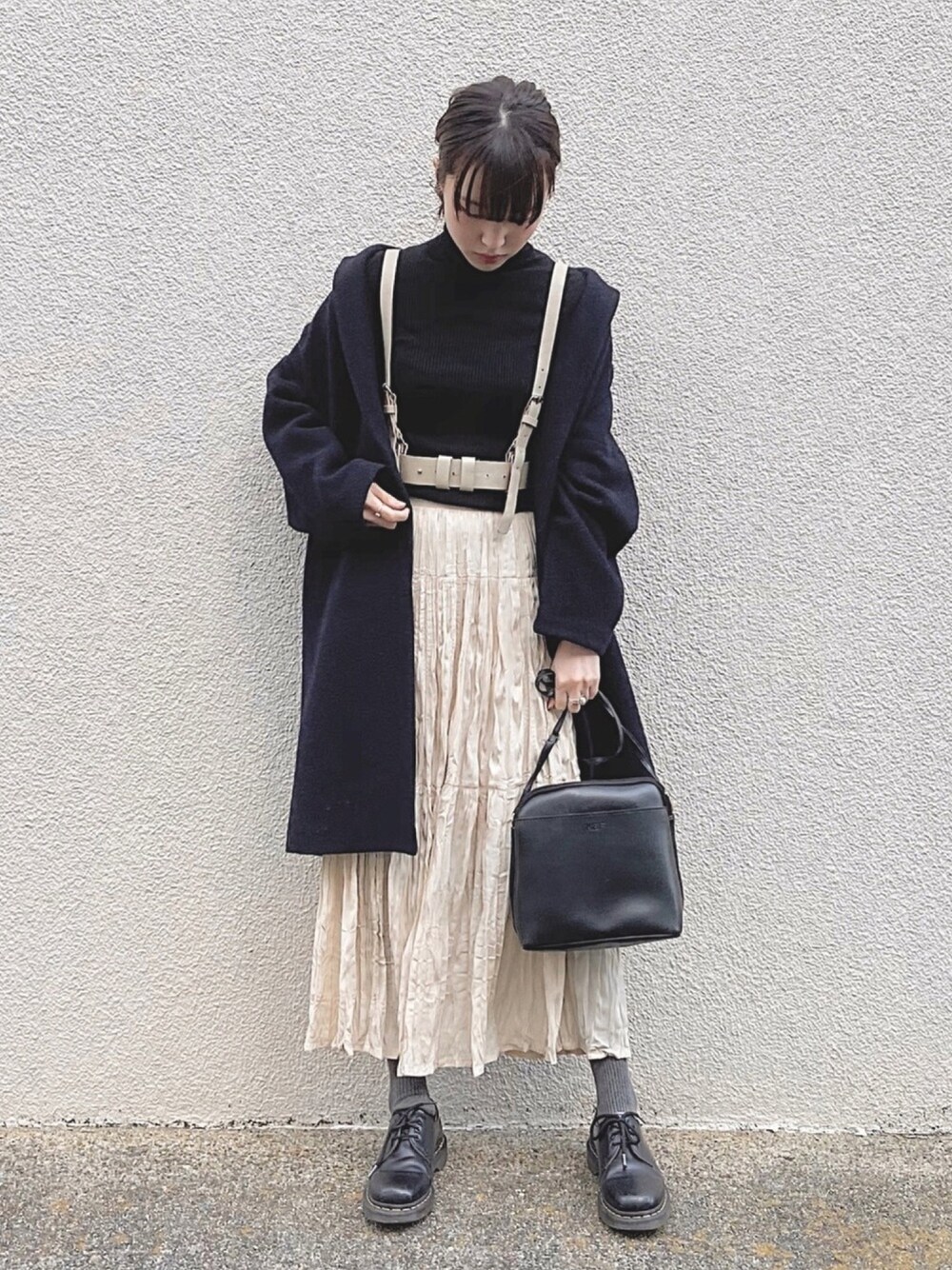 「春コーデ、大人かわいい、ハーネス、プリーツスカート、ワッシャースカート、UNIQLO、acka、おしゃれさんと繋がりたい」｜「UNIQLOのカシミヤタートルネックセーター（長袖）（ニット/セーター、ブラック系）」を使った、りゃんさん（レディース・160cm）の冬コーディネートの1枚目の写真