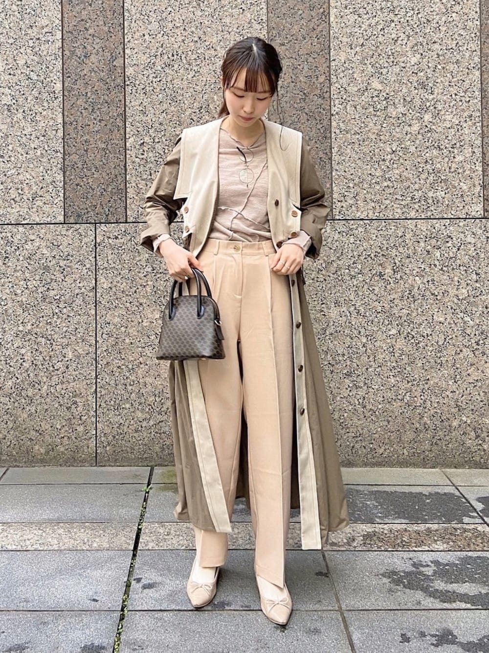 「パステル映える春、デート、デートスタイル（WOMEN）、スプリングコート、ワンピース、ヴィンテージ、クラシカル、ワントーンコーデ、RBS、ブラウン色に染まれ」｜「Ray BEAMSのRBS / デザインカラー ワンピース（ワンピース、グレー系）」を使った、りゃんさん（レディース・160cm）の春コーディネートの1枚目の写真