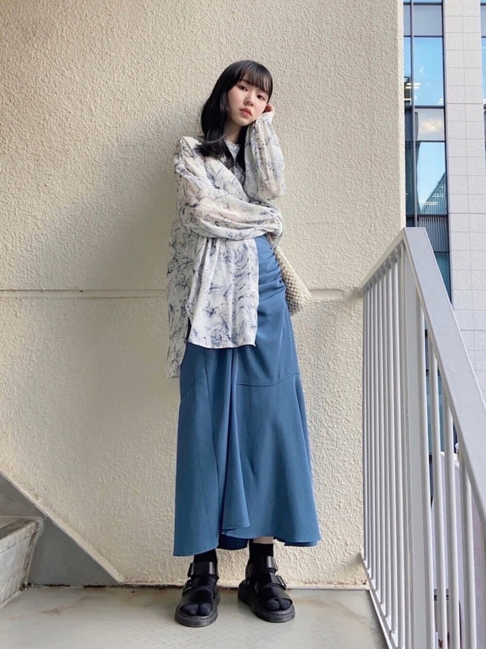 「春夏コーデ、韓国ファッション、シアーシャツ、マーメイドスカート、タイダイ柄、サンダル、ビーズバッグ、シャツスタイル、ブルー、mayree」｜「Mayreeの【Mayree】タイダイ染 バンドカラーシースルーブラウス 2021SS（シャツ/ブラウス、グレー系）」を使った、りゃんさん（レディース・160cm）の春コーディネートの1枚目の写真
