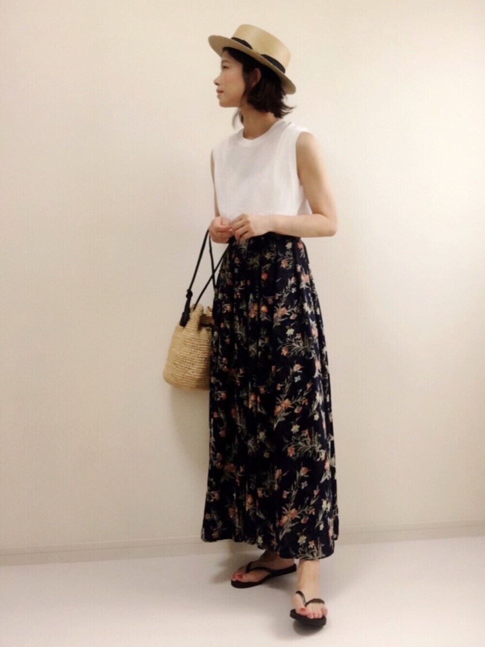 「マキシスカート、花柄スカート、かごバッグ、カンカン帽、ノースリーブ、ビーサン」｜「URBAN RESEARCH Sonny LabelのSonny Label リボン付きカンカン帽（ハット、ベージュ系）」を使った、nonさん（レディース・160cm）の夏コーディネートの1枚目の写真