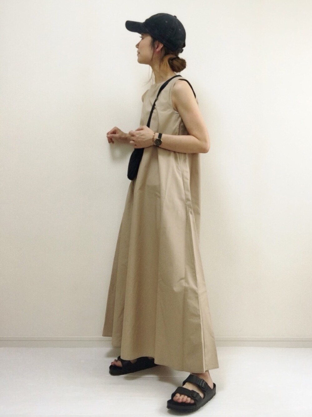 「birkenstock、ビルケンシュトック、ARIZONA、EVAサンダル、ワンピース、ノースリーブ」｜「URBAN RESEARCH Sonny Labelのタイプライターテントワンピース（ワンピース、ベージュ系）」を使った、nonさん（レディース・160cm）の夏コーディネートの1枚目の写真