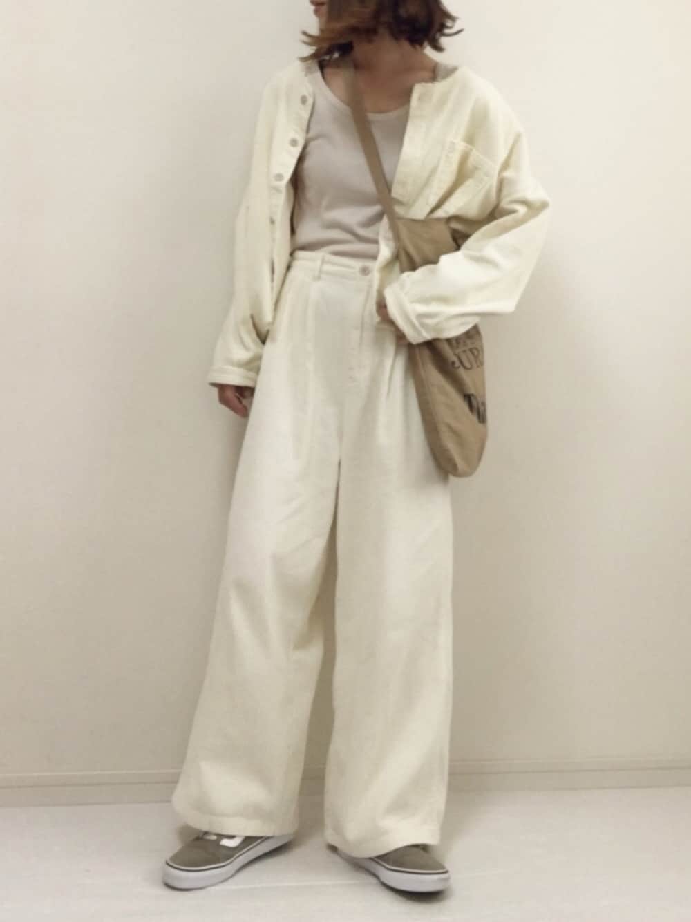 ホワイト系のシャツ/ブラウス、ホワイト系のその他パンツ、ベージュ系のタンクトップを着用したレディースの秋コーディネートの1枚目の写真