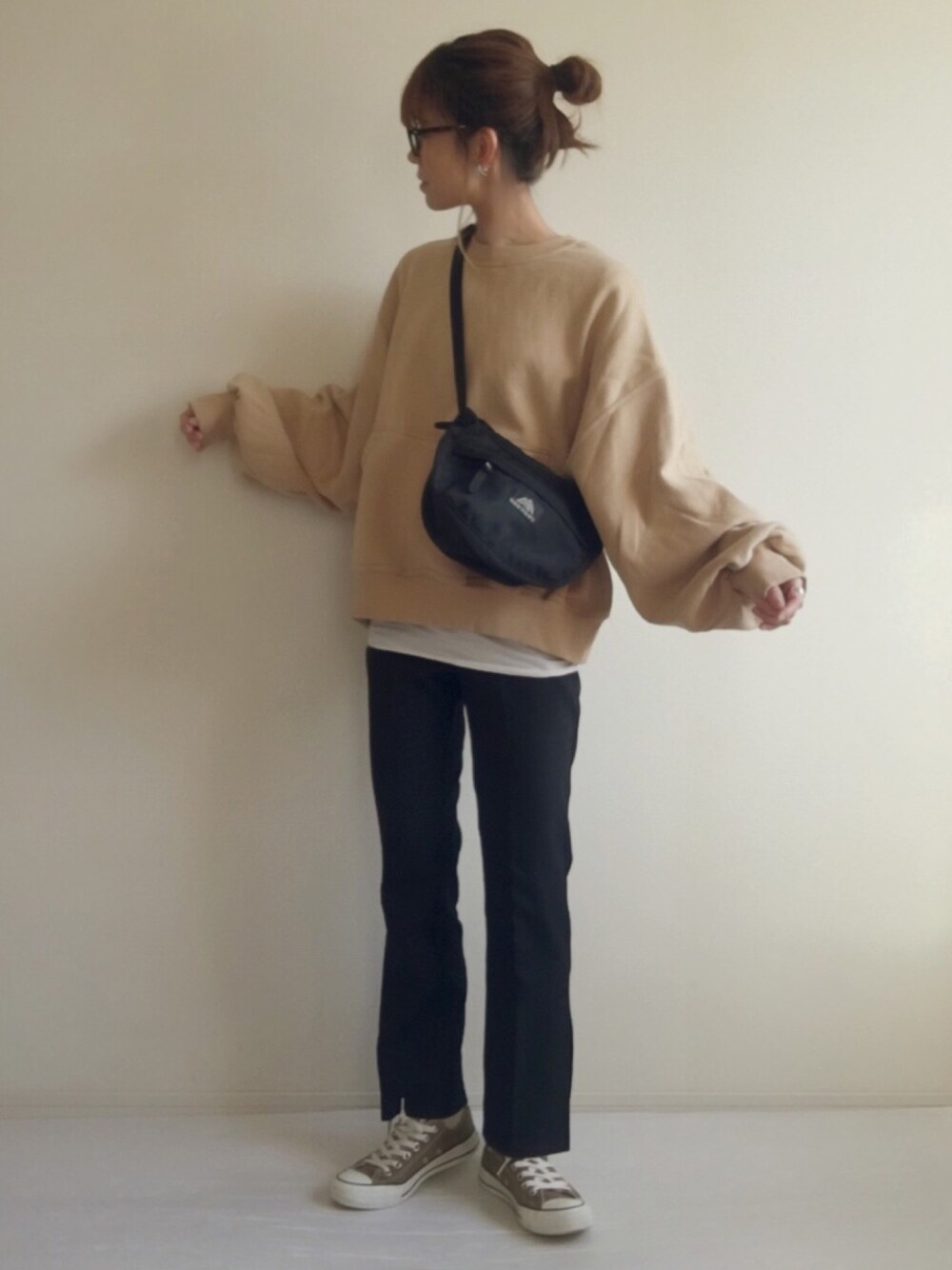 「ビックシルエット、スウェット、ビックスウェット、ショルダーバッグ、スリットパンツ、dholic」｜「DHOLICの裏起毛マフポケットスウェット（スウェット、ベージュ系）」を使った、nonさん（レディース・160cm）の秋コーディネートの1枚目の写真
