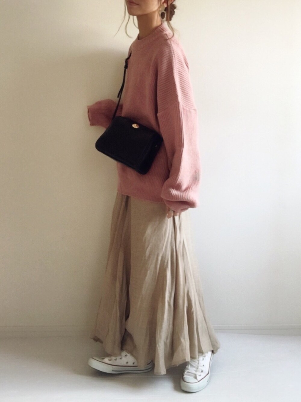 「ざっくりニット、くすみピンク、マキシスカート、ショルダーバッグ、dholic、titivate、SENSEOFPLACE」｜「DHOLICのラウンドルーズニット（ニット/セーター、ピンク系）」を使った、nonさん（レディース・160cm）の冬コーディネートの1枚目の写真