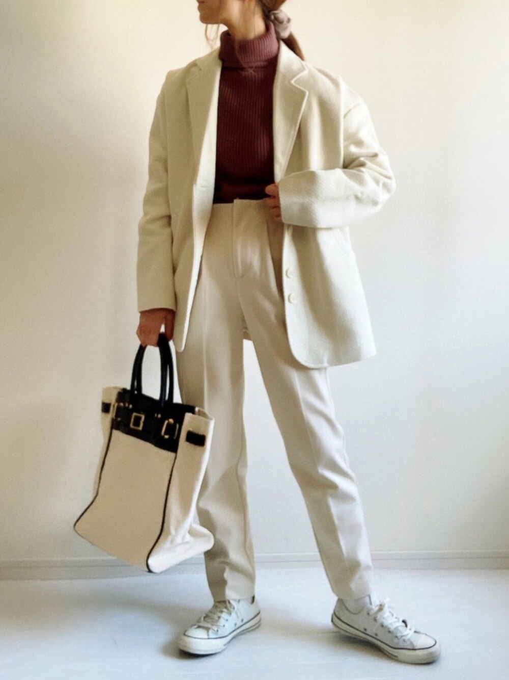 ホワイト系のテーラードジャケット、ホワイト系のその他パンツ、パープル系のニット/セーターを着用したレディースの冬コーディネートの1枚目の写真