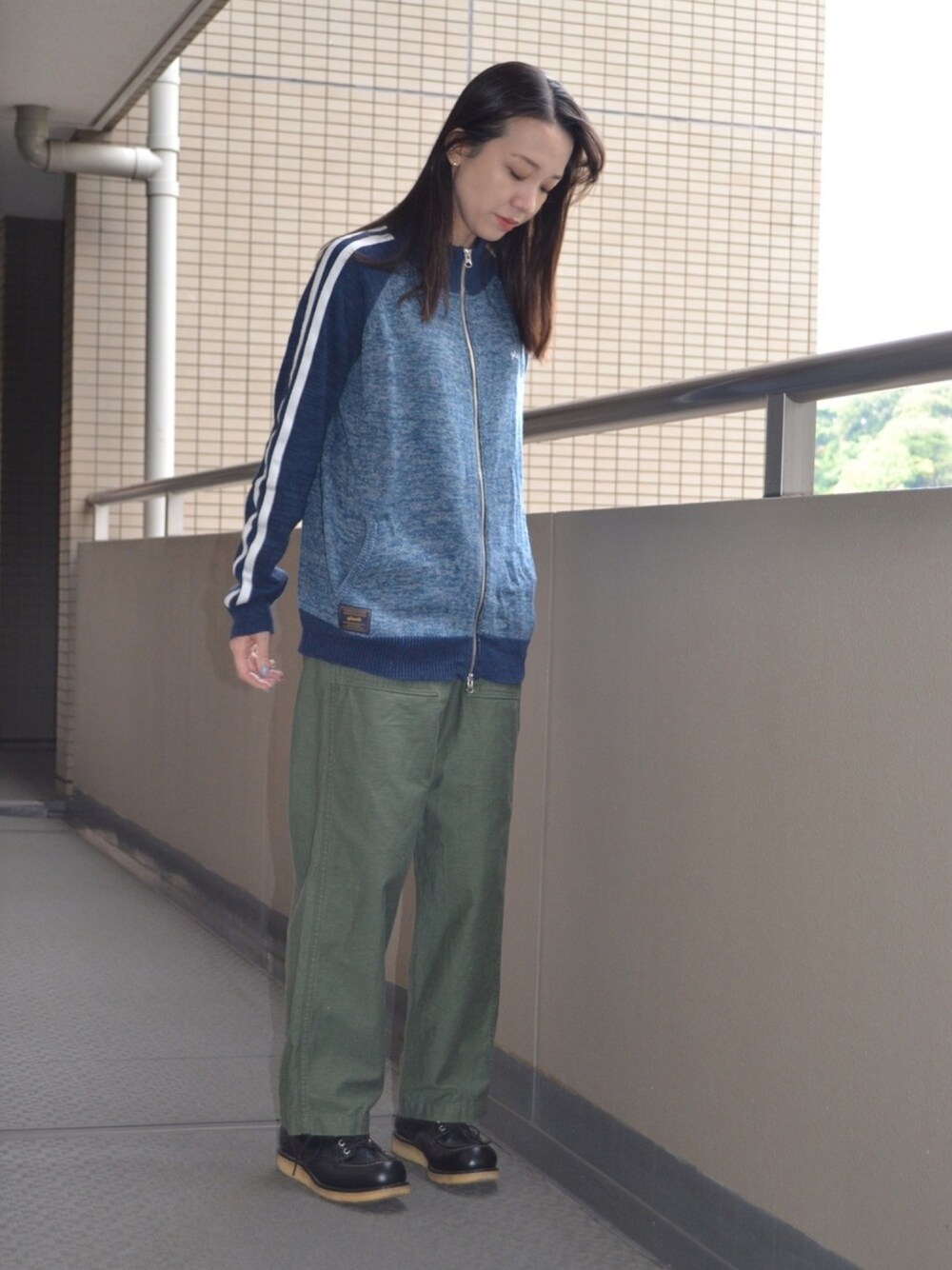 「これが私をアゲる服、ブルー、レッドウィング、ジャージ、ゆるコーデ、orslow、ベイカーパンツ、カーキ、高身長女子、おしゃれさんと繋がりたい」｜「RED WINGのREDWING/レッドウィング IRISHSETTER 6 CLASSIC MOC/アイリッシュセッター ６インチ クラシック モック（ブーツ、ブラック系）」を使った、歩さん（レディース・167cm）の春コーディネートの1枚目の写真