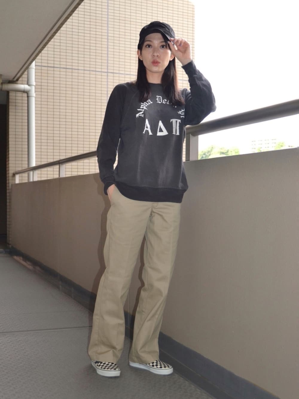 「これが私をアゲる服、ワークキャップ、ワークスタイル、黒、ディッキーズ(Dickies)、VANS、古着MIX、古着好きな人と繋がりたい、チノパン、CA4LA」｜「VANSの【VANS】SLIP ON CHECK WOMEN（スニーカー、ホワイト系）」を使った、歩さん（レディース・167cm）の春コーディネートの1枚目の写真