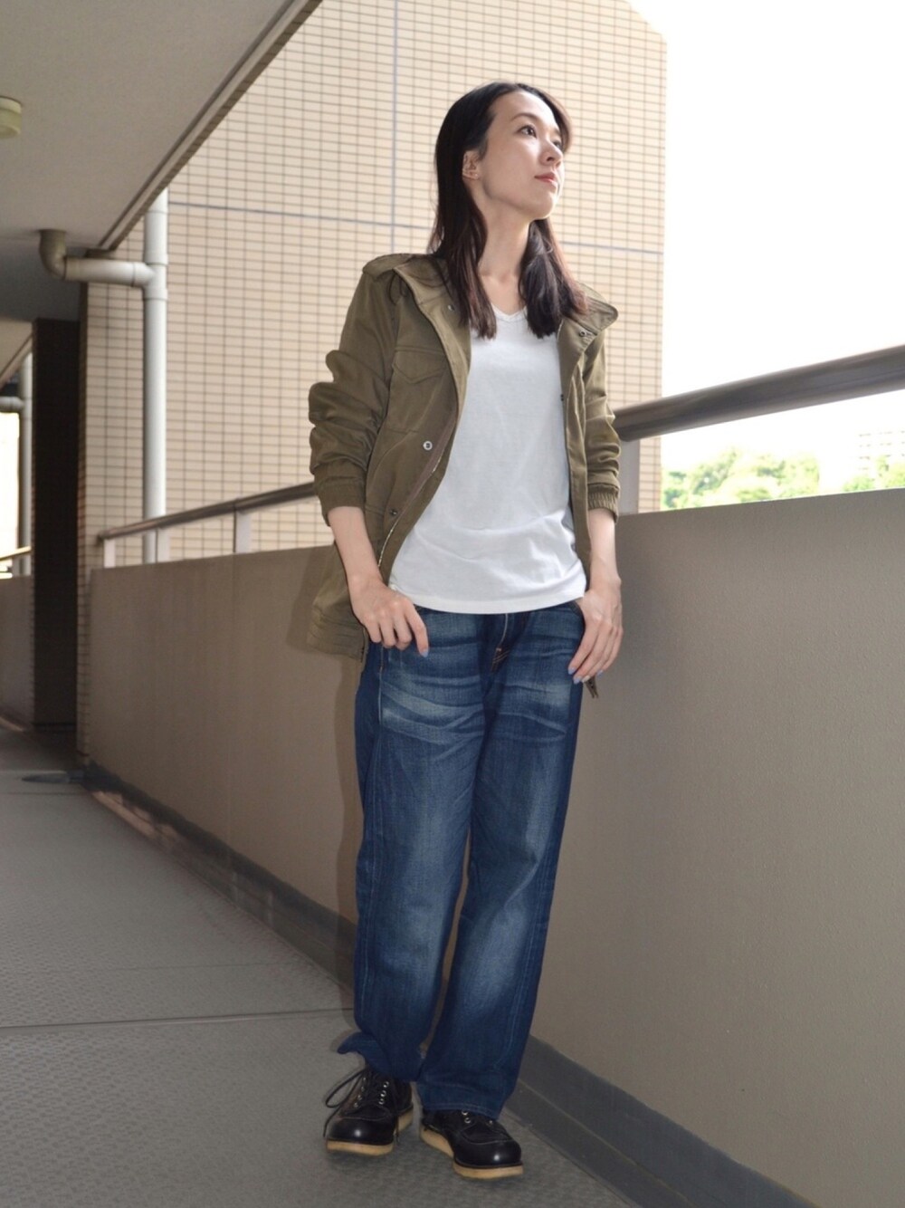 「これが私をアゲる服、ミリタリージャケット、オトナカジュアル、デニム、ジュンハシモト、白Tシャツ、Levi's、RED WING、大人女子、お洒落さんとつながりたい」｜「RED WINGのREDWING/レッドウィング IRISHSETTER 6 CLASSIC MOC/アイリッシュセッター ６インチ クラシック モック（ブーツ、ブラック系）」を使った、歩さん（レディース・167cm）の春コーディネートの1枚目の写真