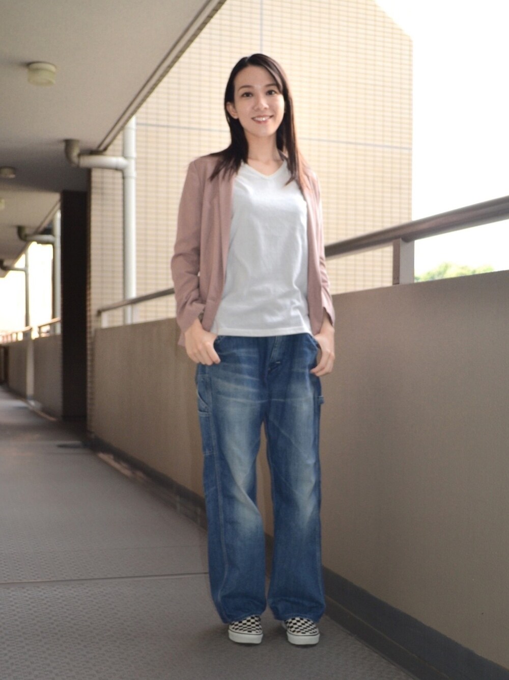 「これが私をアゲる服、キレイめカジュアル、大人女子、白Tシャツ、ペインターパンツ、VANS、スリッポン、Lee、ジャケット、春色」｜「VANSの【VANS】SLIP ON CHECK WOMEN（スニーカー、ホワイト系）」を使った、歩さん（レディース・167cm）の春コーディネートの1枚目の写真