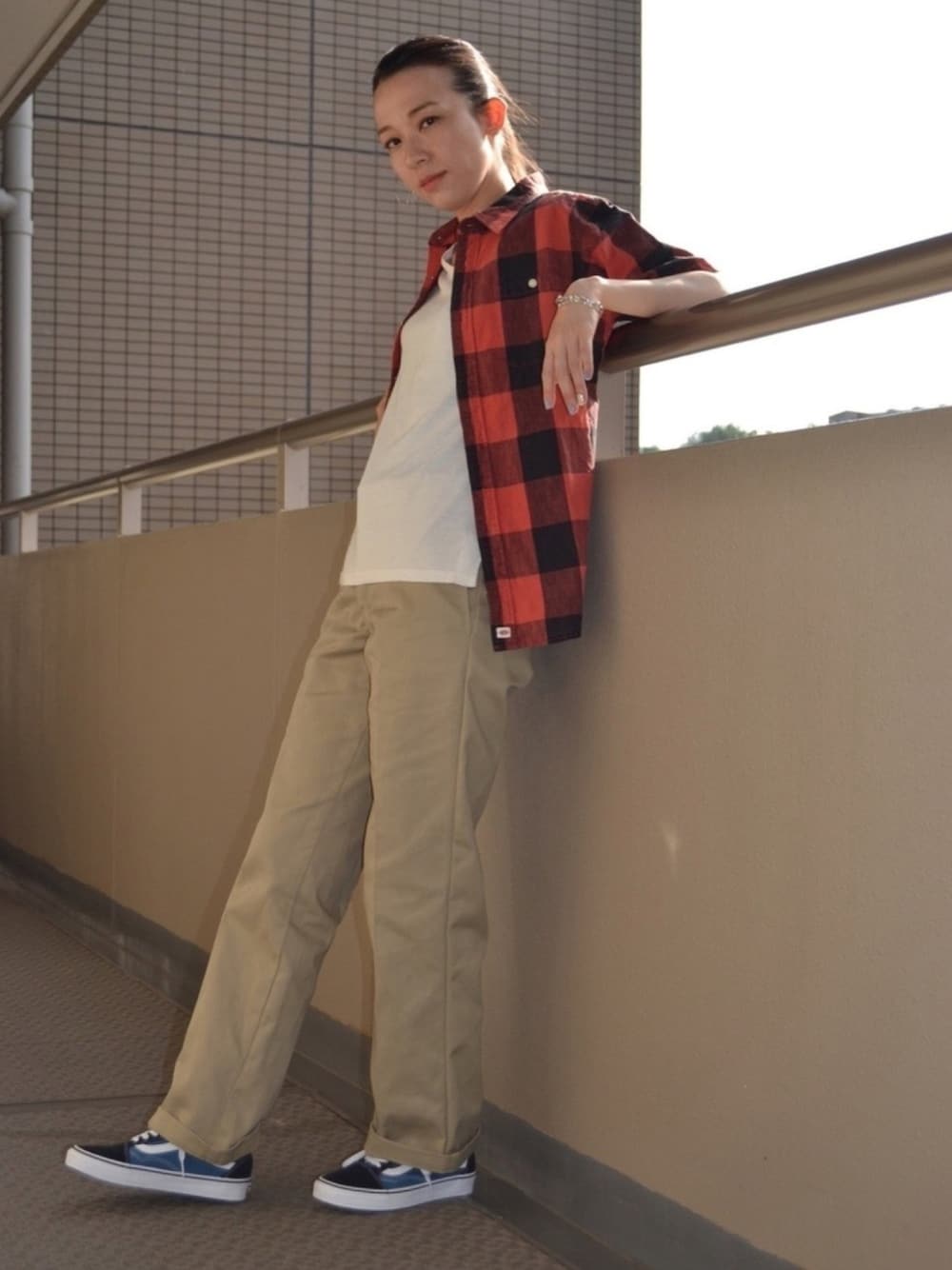 「ストリート、Dickies、シンプルコーデ、チェックシャツ、チノパン、アメカジ、白Tシャツ、VANS、赤、メンズライク」｜「VANSのVANS OLD SKOOL VN-0D3HNVY（スニーカー、ブルー系）」を使った、歩さん（レディース・167cm）の夏コーディネートの1枚目の写真