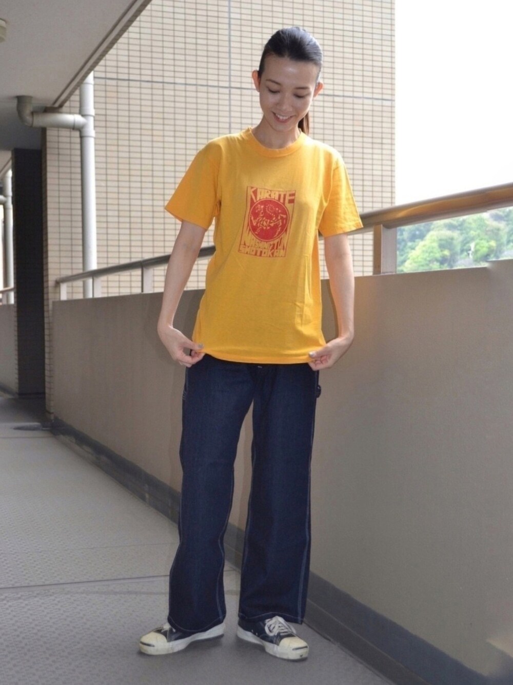 「ロゴT、古着、90'sスタイル、夏だ！Tシャツ着よう！、ジャックパーセル、黄色、Lee、ペインターパンツ、ラクチンコーデ、一撃必殺カラテTシャツ」｜「LeeのLee/リー Dungarees PAINTER PANTS/ペインターパンツ（デニムパンツ、ブルー系）」を使った、歩さん（レディース・167cm）の夏コーディネートの1枚目の写真