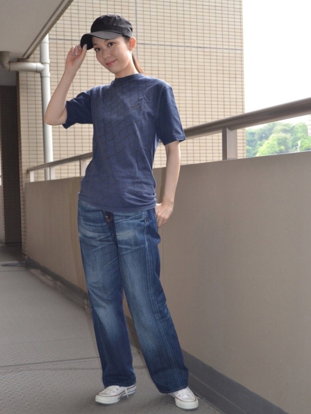 「白スニーカー、Tシャツ、デニム、ワークキャップ、ハイカットスニーカー、stussy、converse、Levi's、CA4LA、青春の金網」｜「CONVERSEのCONVERSE コンバース オール スター ハイ / ALL STAR HI (OPW) 32060183（スニーカー、ホワイト系）」を使った、歩さん（レディース・167cm）の夏コーディネートの1枚目の写真