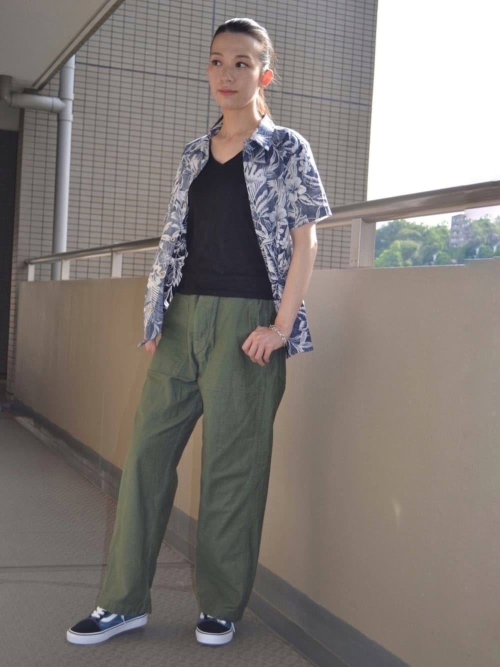 「メンズライク、ストリート、Tシャツ、GAP、orslow、シャツスタイル、スニーカー、柄シャツ、夏コーデ、目を瞑れば気分はリーゼント」｜「VANSのVANS OLD SKOOL VN-0D3HNVY（スニーカー、ブルー系）」を使った、歩さん（レディース・167cm）の夏コーディネートの1枚目の写真