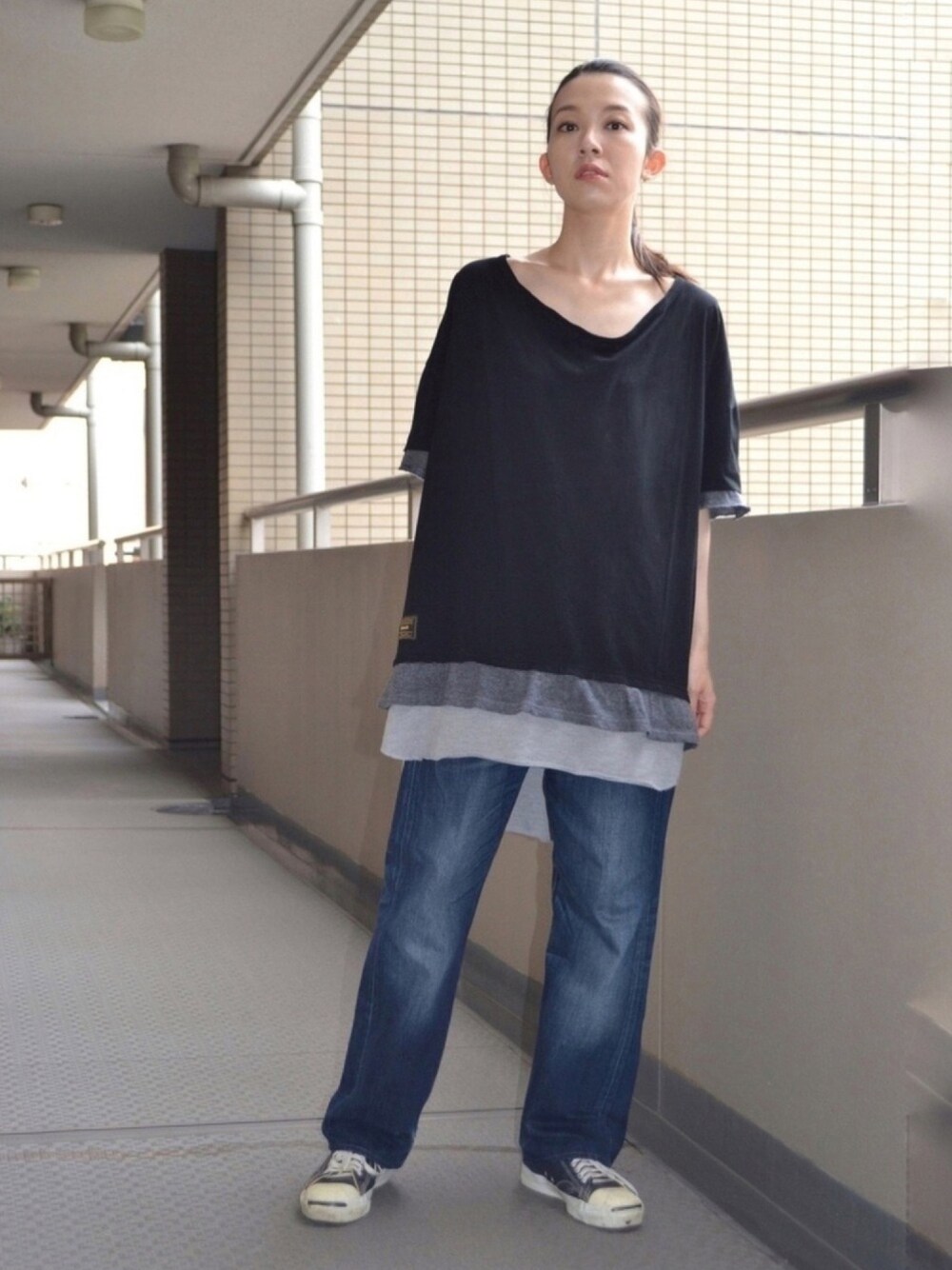 「ビッグシルエット、glamb、シンプルコーデ、一点豪華主義、古着MIX、黒、グラデーション、ジーンズ、ヴィンテージスニーカー、ビックシルエットでビッグマックは好きだけど、私はワッパー派」｜「CONVERSEのアイテム（スニーカー、ブルー系）」を使った、歩さん（レディース・167cm）の夏コーディネートの1枚目の写真