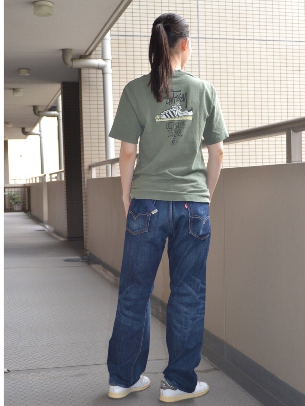 「ロゴT、デニム、90'sスタイル、白スニーカー、スタンスミス、stussy、バックプリント、カジュアル、夏、背中で語るタイプ^_^」｜「STUSSYのアイテム（Tシャツ/カットソー、グリーン系）」を使った、歩さん（レディース・167cm）の夏コーディネートの1枚目の写真