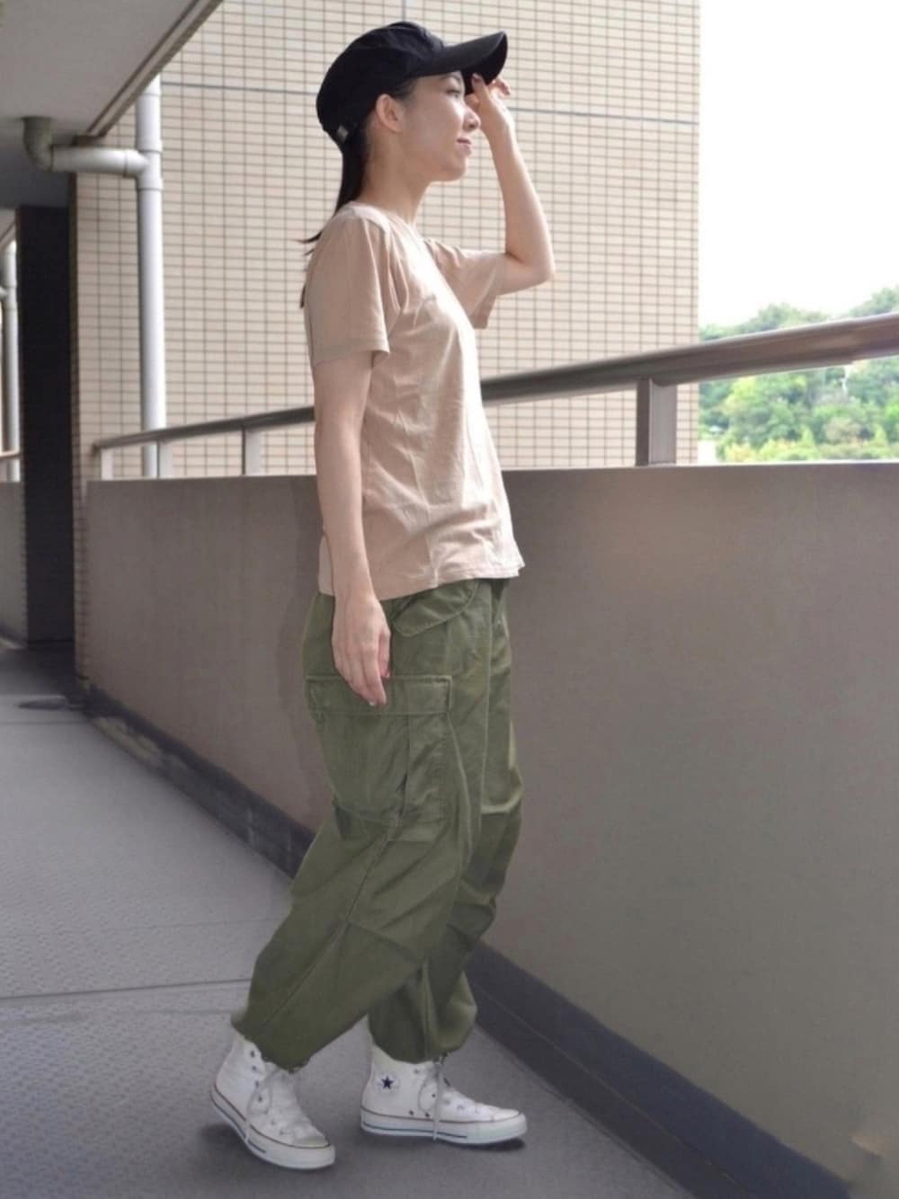 「ハイカットスニーカー、古着、コンバース、白スニーカー、ストリート、Tシャツ、M65、カーゴパンツ、キャップ、ダック・キングコーデ」｜「JOURNAL STANDARDのアイテム（Tシャツ/カットソー、ベージュ系）」を使った、歩さん（レディース・167cm）の夏コーディネートの1枚目の写真