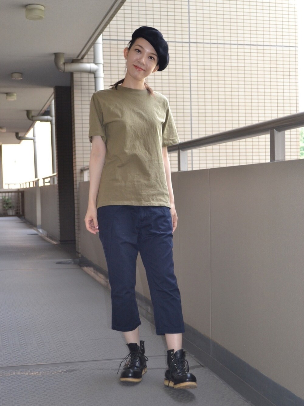 「ベレー帽、パックTシャツ、クロップドパンツ、ブーツ、シンプルコーデ、RED WING、アースカラー、アーミー、夏コーデ、大人ジャイ子(^^)」｜「FRUIT OF THE LOOMの【FRUIT OF THE LOOM】半袖ヘビーウェイトコットンTシャツ　14668900（Tシャツ/カットソー、グリーン系）」を使った、歩さん（レディース・167cm）の夏コーディネートの1枚目の写真