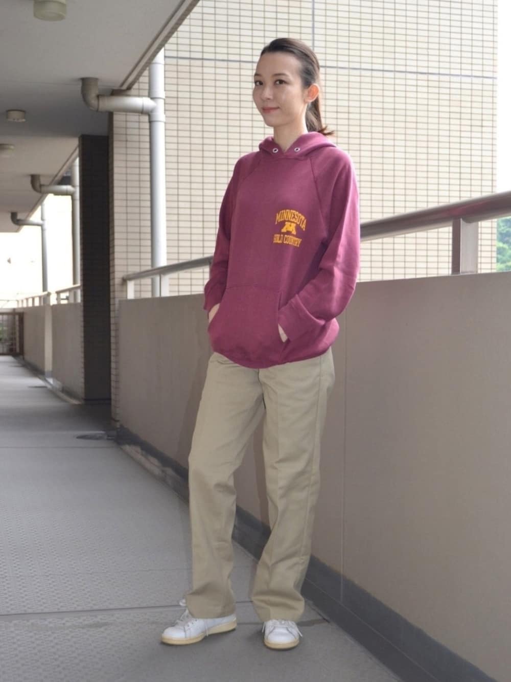 「古着MIX、パーカー、チノパン、白スニーカー、ストリート、リラックススタイル、スタンスミス、休日スタイル、梅雨コーデ、ワインレッドの心」｜「adidasのアイテム（スニーカー、ホワイト系）」を使った、歩さん（レディース・167cm）の夏コーディネートの1枚目の写真