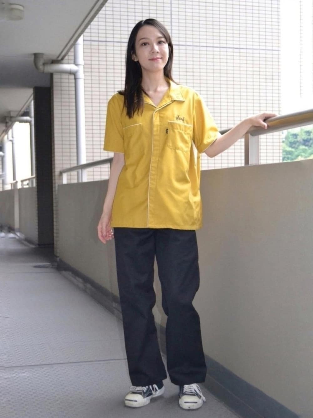 「COOLなこのコが仲間入り、シャツスタイル、チノパン、ボーリングシャツ、ジャックパーセル、スニーカー、黄色、アメカジ、夏コーデ、イエローマジックコーデ♪」｜「glambのアイテム（シャツ/ブラウス、イエロー系）」を使った、歩さん（レディース・167cm）の夏コーディネートの1枚目の写真