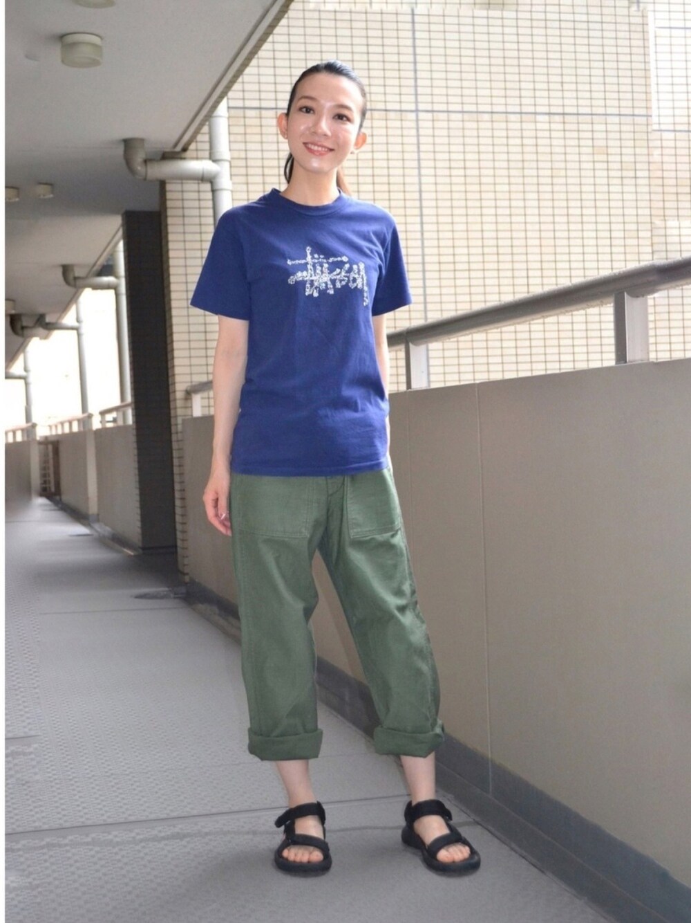 「COOLなこのコが仲間入り、Tシャツ、夏コーデ、ベイカーパンツ、サンダル、stussy、ボーイッシュ、アメカジ、ネイビー、怪文書Tシャツ♪」｜「STUSSYのアイテム（Tシャツ/カットソー、ブルー系）」を使った、歩さん（レディース・167cm）の夏コーディネートの1枚目の写真