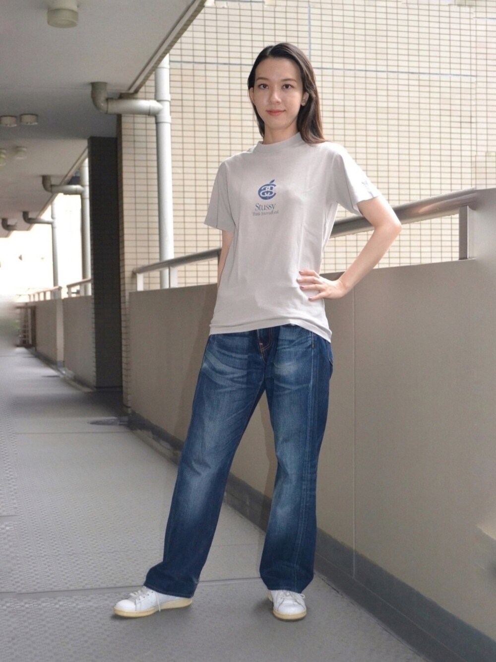「Tシャツ、シンプルコーデ、デニム、白スニーカー、stussy、Levi's、スタンスミス、グレー、夏だ！Tシャツ着よう！、これが私の生きる道♪」｜「STUSSYのアイテム（Tシャツ/カットソー、グレー系）」を使った、歩さん（レディース・167cm）の夏コーディネートの1枚目の写真