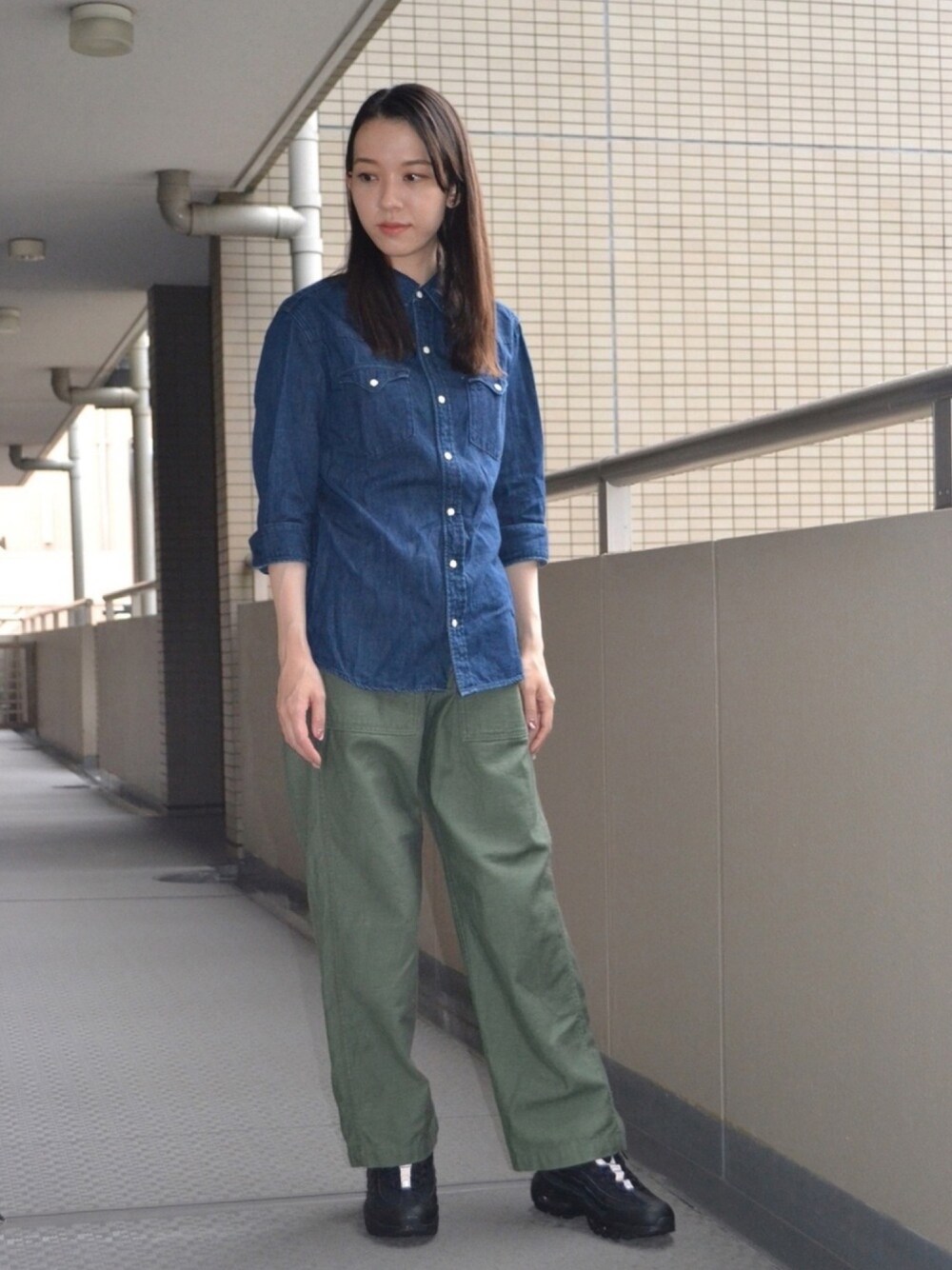 「COOLなこのコが仲間入り、大人カジュアル、メンズライク、デニムシャツ、NIKE、エアマックス、ベイカーパンツ、スニーカー、ウエスタンシャツ、昔盗まれた靴」｜「HAREのアイテム（シャツ/ブラウス、ブルー系）」を使った、歩さん（レディース・167cm）の夏コーディネートの1枚目の写真