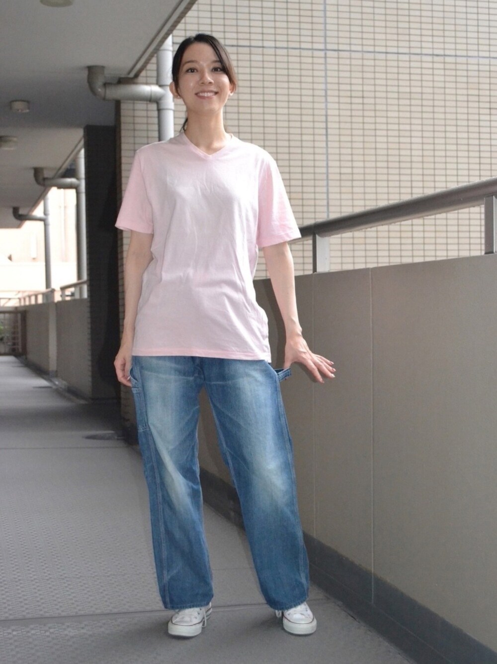 「Tシャツ、ペインターパンツ、白スニーカー、converse、ピンク、Lee、シンプルコーデ、休日スタイル、ハイカットスニーカー、ピンクダークの少年」｜「CONVERSEのCONVERSE コンバース オール スター ハイ / ALL STAR HI (OPW) 32060183（スニーカー、ホワイト系）」を使った、歩さん（レディース・167cm）の夏コーディネートの1枚目の写真