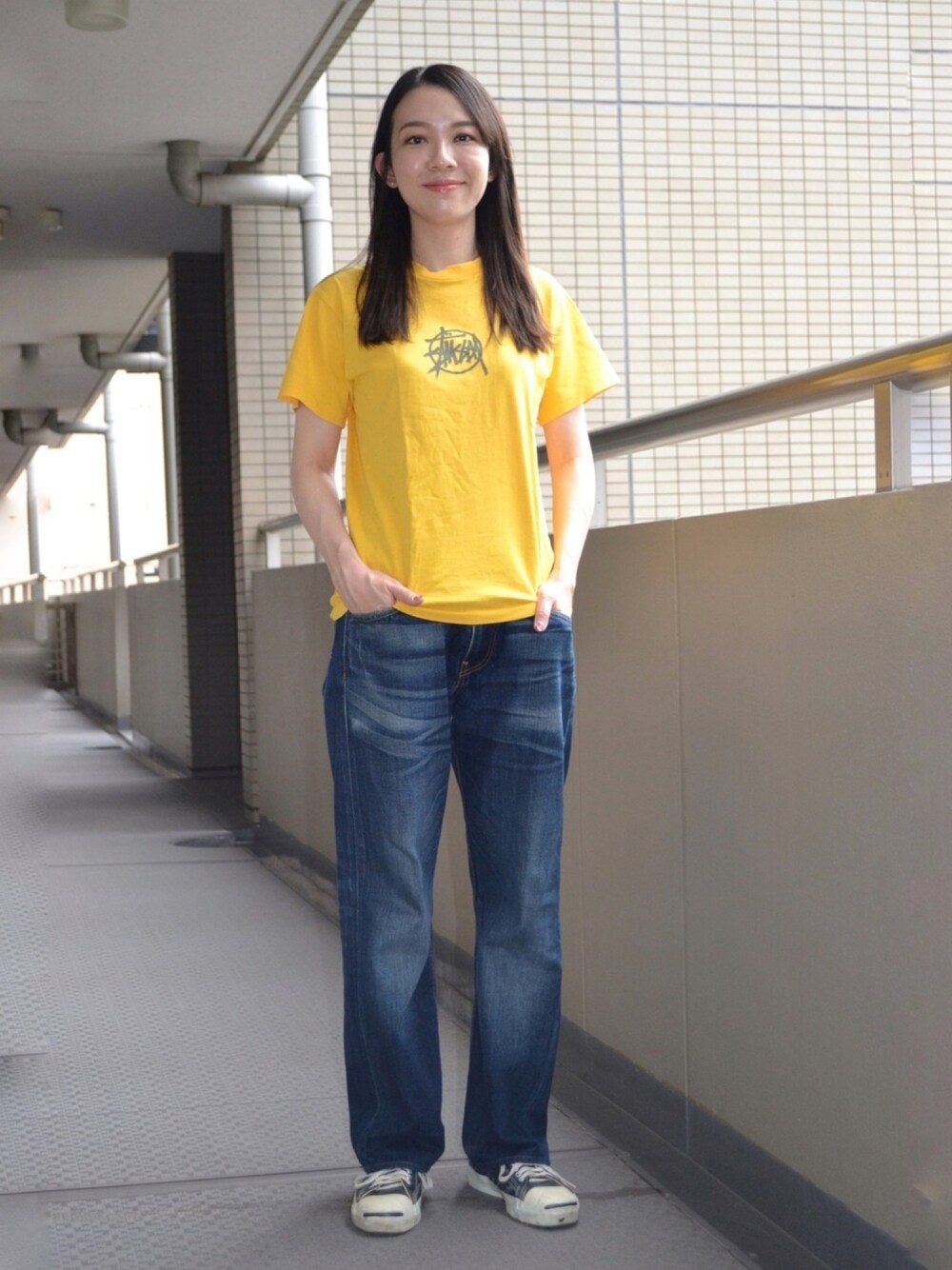 「ロゴT、Tシャツ、stussy、デニム、スニーカー、黄色、古着、アメカジ、converse、イエローイエローファイヤー^_^」｜「STUSSYのアイテム（Tシャツ/カットソー、イエロー系）」を使った、歩さん（レディース・167cm）の夏コーディネートの1枚目の写真
