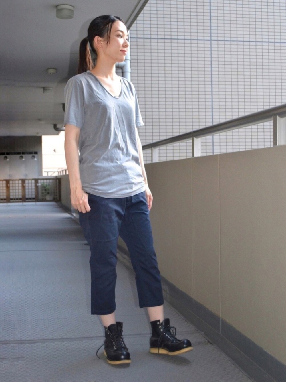 「Tシャツ、グレー、チノパン、RED WING、ブーツ、ネイビー、夏コーデ、キャンプスタイル、メンズライク、グレーと3」｜「RED WINGのアイテム（ブーツ、ブラック系）」を使った、歩さん（レディース・167cm）の夏コーディネートの1枚目の写真