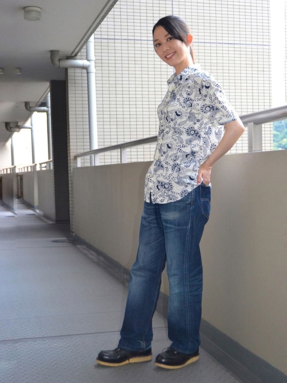 「ペイズリー、白シャツ、デニム、RED WING、キレイめカジュアル、アメカジ、メンズライク、ブーツ、クレープソールの歩きやすさ、超能力者バトルロイヤル」｜「RED WINGのアイテム（ブーツ、ブラック系）」を使った、歩さん（レディース・167cm）の夏コーディネートの1枚目の写真