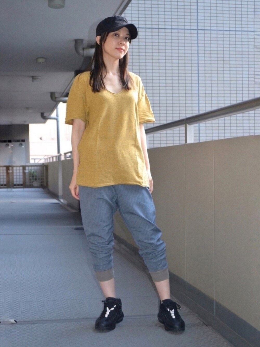 「ワークキャップ、黄色、サルエルパンツ、NIKE、グレー、スラックス、エアマックス、ストリート、メンズライク、エスカレーターコーデ」｜「NIKEのナイキ エア マックス 95 ウィメンズシューズ / スニーカー / Nike Air Max 95 Women's Shoe（スニーカー、ブラック系）」を使った、歩さん（レディース・167cm）の夏コーディネートの1枚目の写真