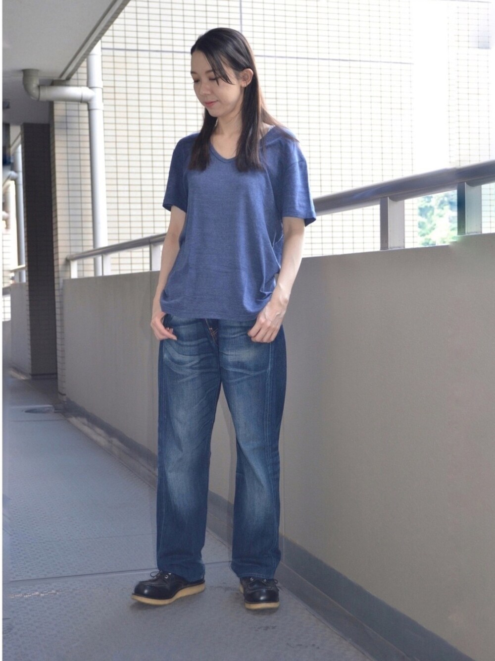 「Tシャツ、夏、ブルー、ブルー×ブルー、デニム、RED WING、カジュアルコーデ、Vネック、お洒落さんとつながりたい、グラン・ブルー」｜「RED WINGのアイテム（ブーツ、ブラック系）」を使った、歩さん（レディース・167cm）の夏コーディネートの1枚目の写真
