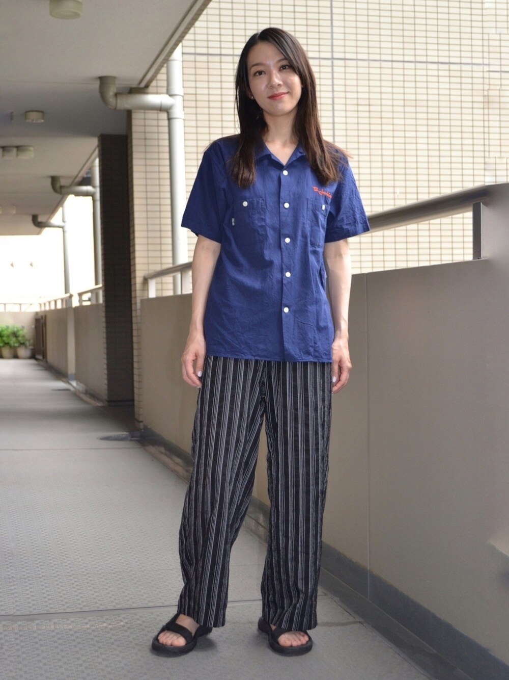 「シャツ、青、スラックス、サンダル、ストライプ、ラクチンコーデ、ビックシルエット、黒、ゆるコーデ、パジャマっぽさよ…」｜「COLLARSの【Bernard Jenkins/ バーナードジェンキンス】オープンカラーシャツ（シャツ/ブラウス、ブルー系）」を使った、歩さん（レディース・167cm）の夏コーディネートの1枚目の写真