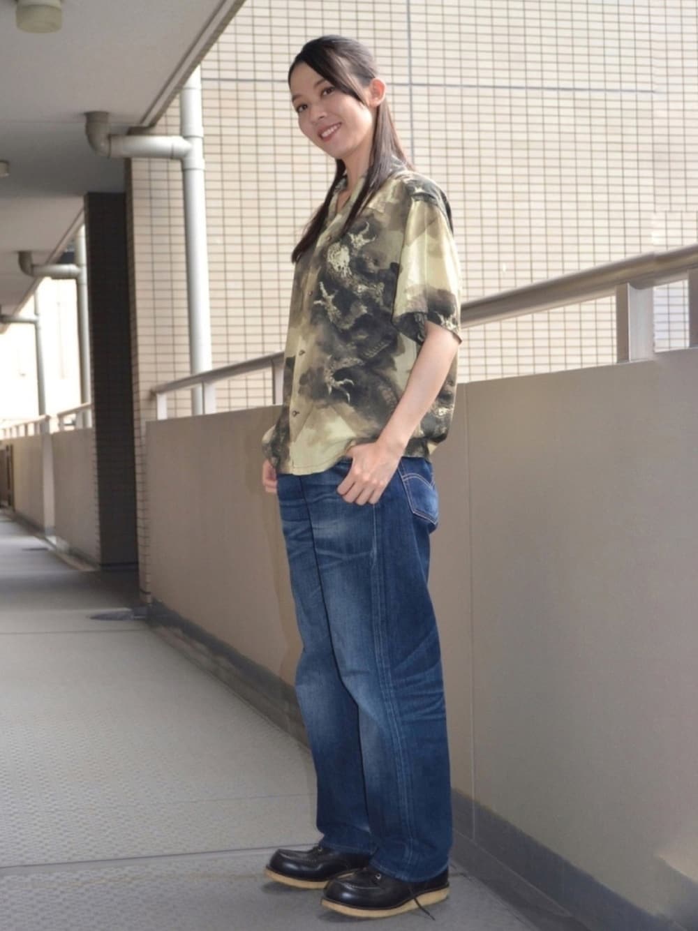 「sun surf、葛飾北斎、Levi's、RED WING、アロハシャツ、香水、ブーツ、アメカジ、夏の和物語、和柄はダサくない！」｜「RED WINGのアイテム（ブーツ、ブラック系）」を使った、歩さん（レディース・167cm）の夏コーディネートの1枚目の写真