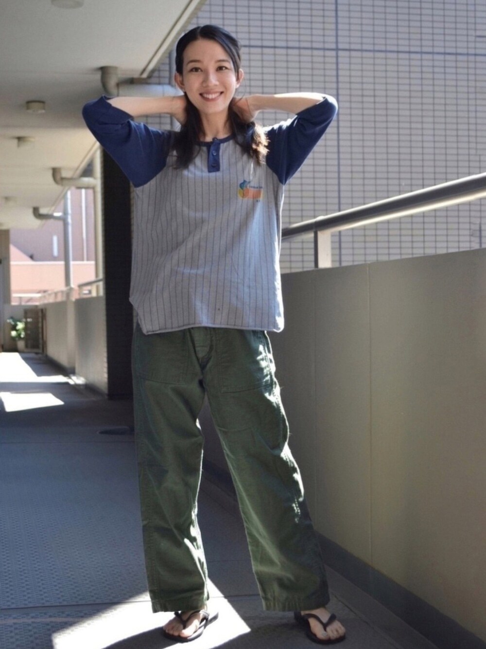 「ケイマン諸島、古着、シャツスタイル、古着MIX、ベイカーパンツ、サンダル、chanel、夏コーデ、夏だ！Tシャツ着よう！、そうだ！ケイマン諸島行こう！」｜「UNKNOWN.のアイテム（Tシャツ/カットソー、グレー系）」を使った、歩さん（レディース・167cm）の夏コーディネートの1枚目の写真