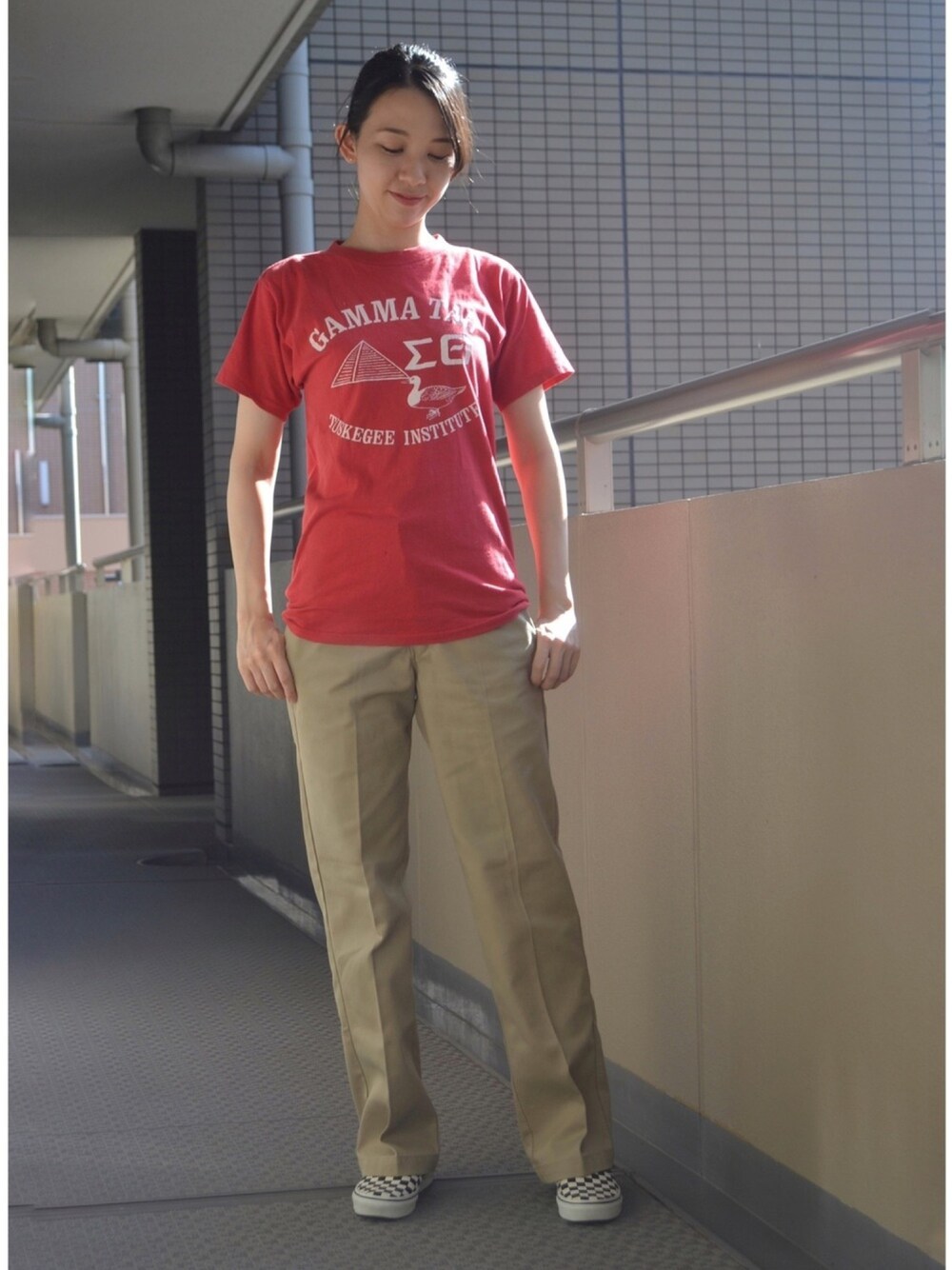 「ロゴT、Tシャツ、チノパン、スリッポン、アメカジ、メンズライク、VANS、赤、古着MIX、3倍速で歩きます♪」｜「VANSのアイテム（スリッポン、ホワイト系）」を使った、歩さん（レディース・167cm）の夏コーディネートの1枚目の写真