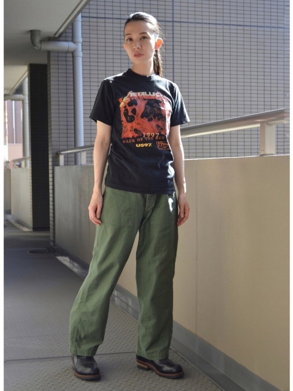「ロゴT、バンドT、Tシャツ、ベイカーパンツ、エンジニアブーツ、メンズライク、versace、ストリートMIX、夏コーデ、リゾット・ネエロ」｜「FRUIT OF THE LOOMのアイテム（Tシャツ/カットソー、ブラック系）」を使った、歩さん（レディース・167cm）の夏コーディネートの1枚目の写真