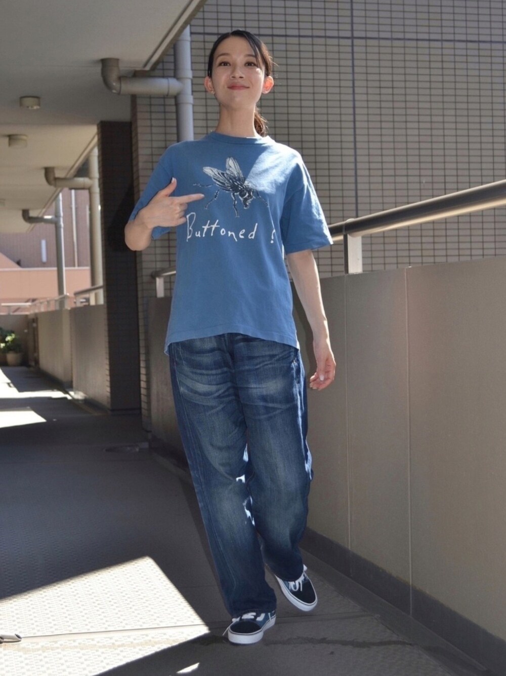 「Tシャツ、夏だ！Tシャツ着よう！、プリントT、デニム、Levi's、VANS、夏コーデ、スニーカー、メンズライク、このTシャツいくらなんだろう…」｜「VANSのアイテム（スニーカー、ブルー系）」を使った、歩さん（レディース・167cm）の夏コーディネートの1枚目の写真