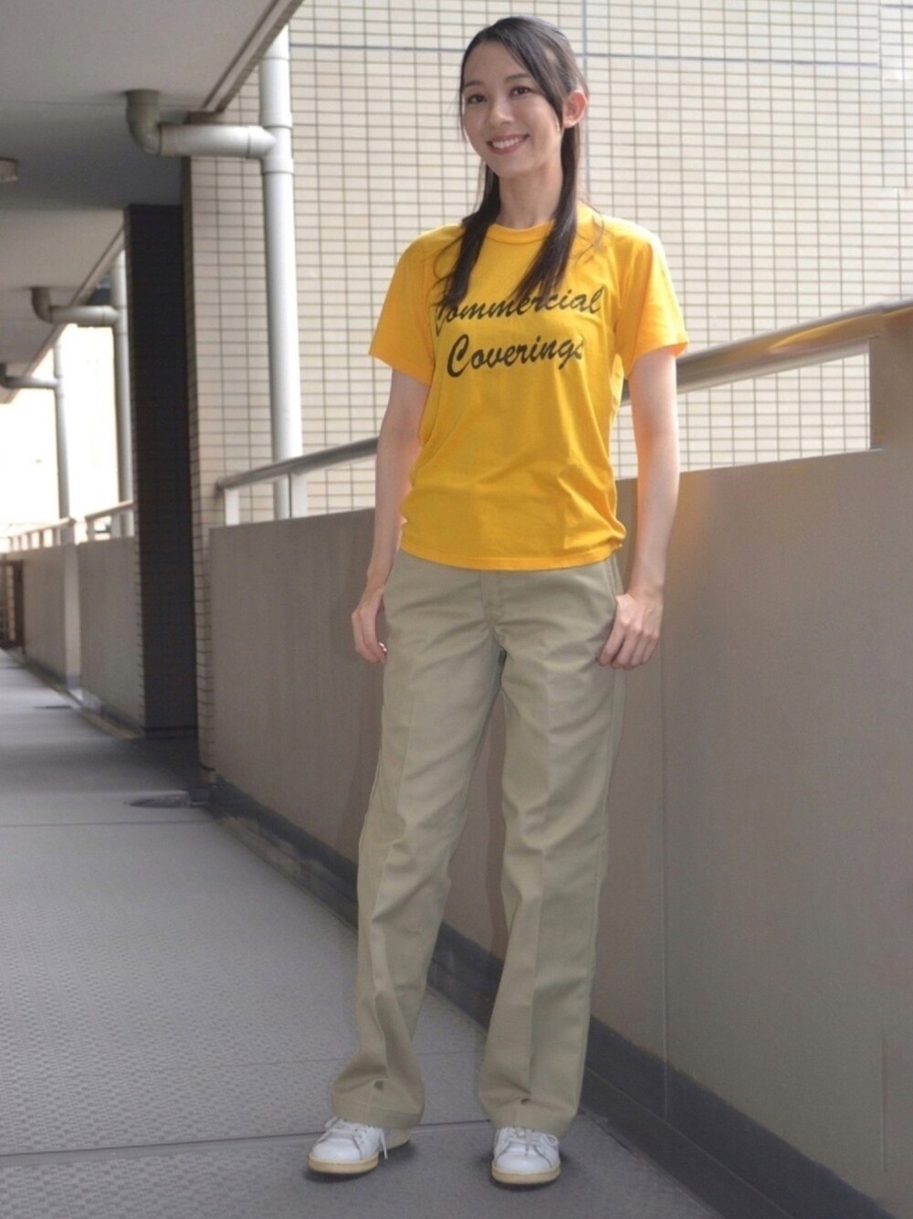 「Tシャツ、夏だ！Tシャツ着よう！、チノパン、スニーカー、白スニーカー、夏コーデ、アメカジ、メンズライク、ビタミンカラー、下の兄は知らない会社のTシャツをいっぱい持っている…」｜「adidasのアイテム（スニーカー、ホワイト系）」を使った、歩さん（レディース・167cm）の夏コーディネートの1枚目の写真
