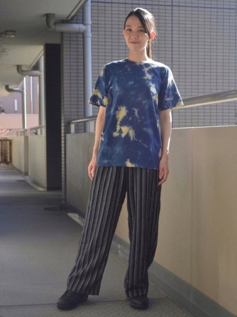 「Tシャツ、スラックス、スニーカー、ストリート、メンズライク、NIKE、タイダイ柄、リラックススタイル、NUMBER (N)INE、グレートフルデッド」｜「MASONPRINCEの【M.P Studios】【2021SS】Black stripes straight barrel slacks XXK4022（スラックス、ブラック系）」を使った、歩さん（レディース・167cm）の夏コーディネートの1枚目の写真