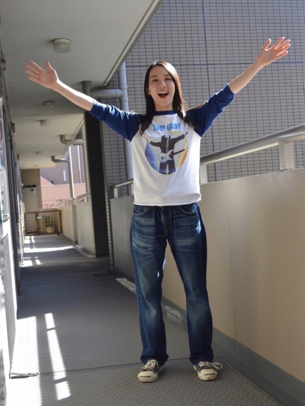 「Tシャツ、七分袖、デニム、夏コーデ、スニーカー、Levi's、ジャックパーセル、アメカジ、メンズライク、曲は聞いたことありません…笑」｜「TEXAS TOPSのアイテム（Tシャツ/カットソー、ブルー系）」を使った、歩さん（レディース・167cm）の夏コーディネートの1枚目の写真