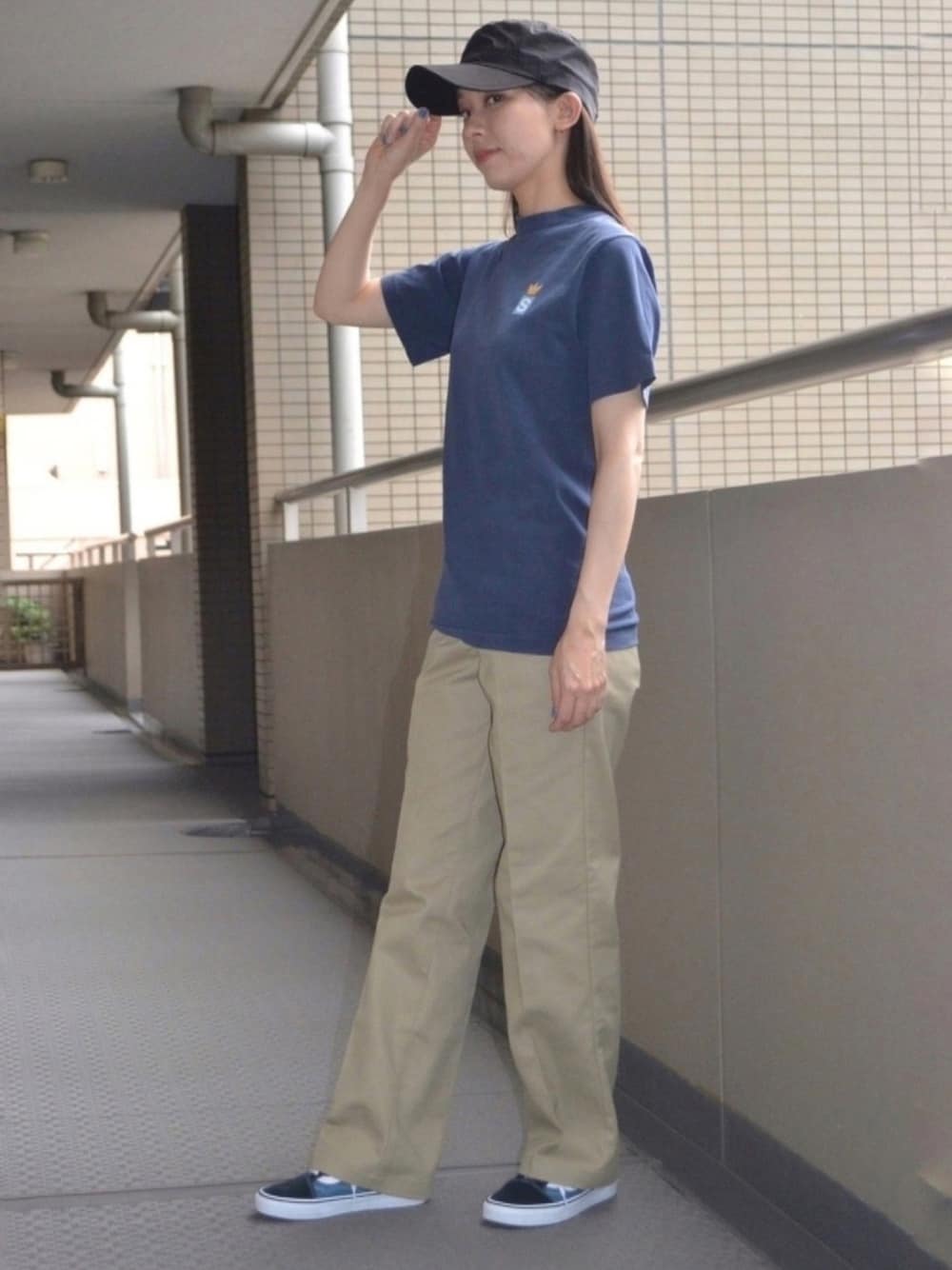 「ワークキャップ、Tシャツ、チノパン、スニーカー、アメカジ、メンズライク、ストリート、お洒落さんとつながりたい、スニーカーコーデ、SBK復活！」｜「VANSのアイテム（スニーカー、ブルー系）」を使った、歩さん（レディース・167cm）の夏コーディネートの1枚目の写真