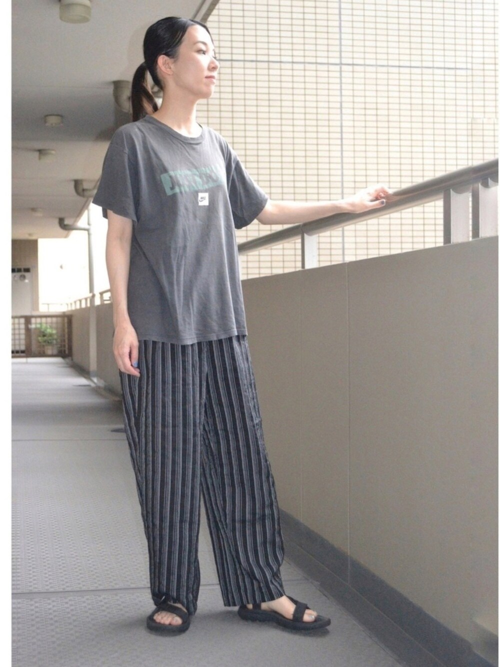 「Tシャツ、スラックス、サンダル、古着、古着好きな人と繋がりたい、NIKE、古着MIX、夏だ！Tシャツ着よう！、ブラックコーデ、黒、黒、黒、ROCK、ROCK、ROCK、6、6、6」｜「Tevaのアイテム（サンダル、ブラック系）」を使った、歩さん（レディース・167cm）の夏コーディネートの1枚目の写真