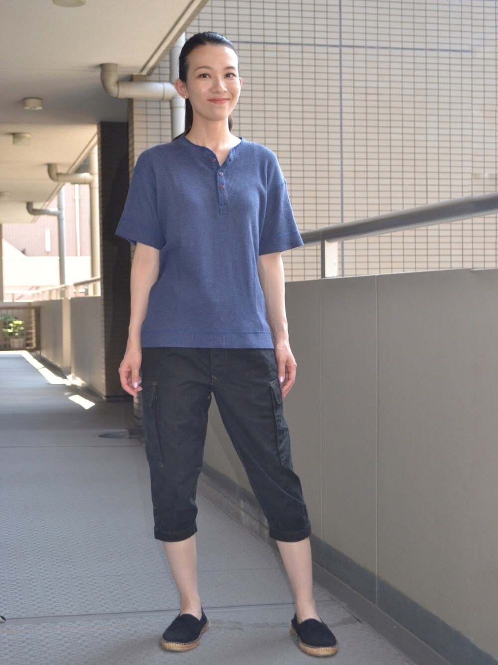 「ヘンリーネック、モールスキン、古着、古着MIX、古着女子、古着好きな人と繋がりたい、エスバドリーユ、サンダル、シンプルコーデ、もぐら叩きってしちゃダメだよね？」｜「UNKNOWN.のアイテム（Tシャツ/カットソー、ブルー系）」を使った、歩さん（レディース・167cm）の秋コーディネートの1枚目の写真