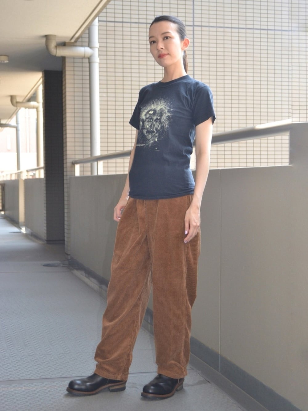 「コーデュロイ、ロゴT、ブーツ、アメカジ、ストリート、ブラウン、メンズライク、RED WING、秋コーデ、靴下は履かない、常に素足！」｜「schottの【直営限定】Schott/ショット/CORDUROY KITCHEN PANTS/コーデュロイ キッチンパンツ（その他パンツ、ブラウン系）」を使った、歩さん（レディース・167cm）の秋コーディネートの1枚目の写真